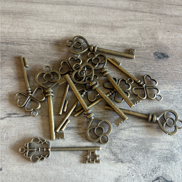 Vintage Style Bronze Keys Lot of 12 - Picture 1 of 6